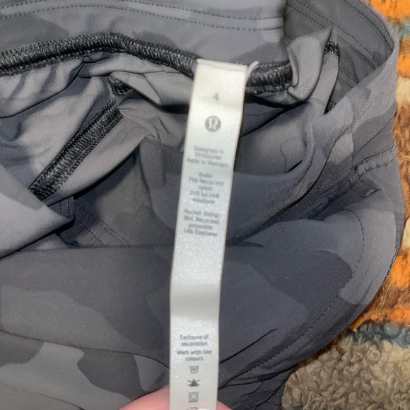 Lululemon black camo joggers sz 4 - Picture 3 of 4